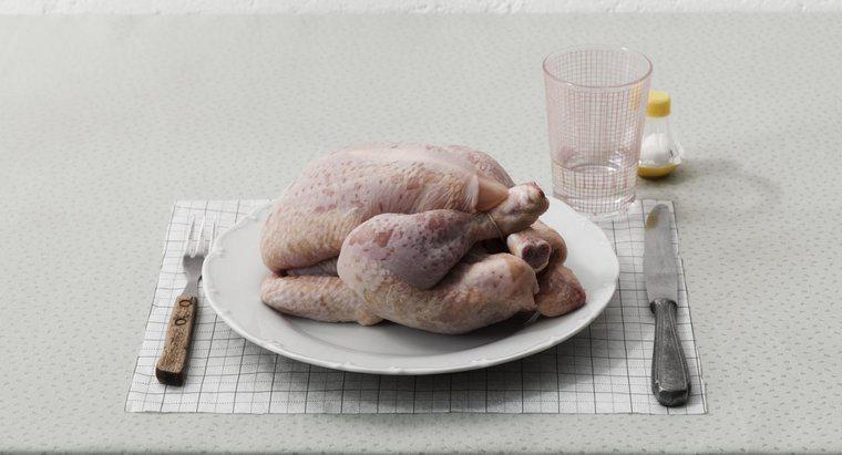 Puoi ammalarti di mangiare pollo crudo?