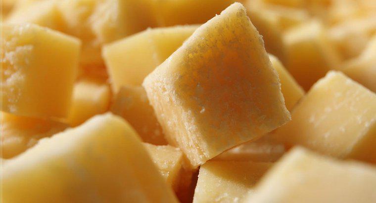 Qual è la differenza tra parmigiano e formaggio romano?