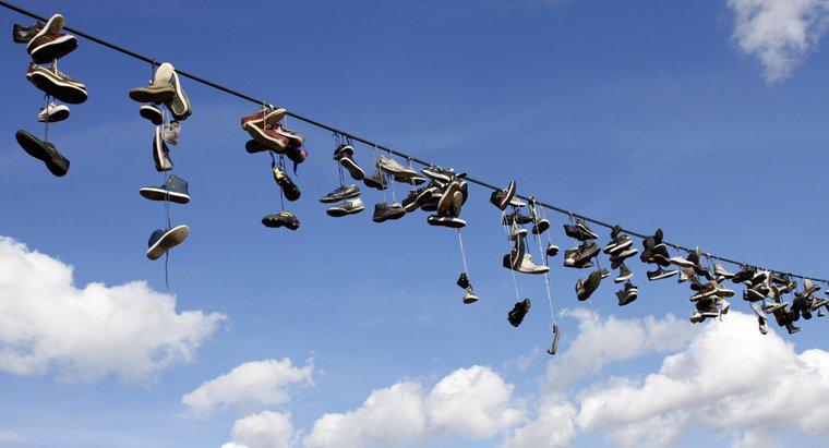 Cosa significano le scarpe appese alle linee elettriche?