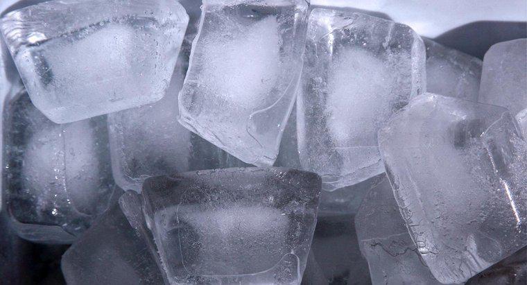Perché i cubetti di ghiaccio galleggiano nell'acqua?