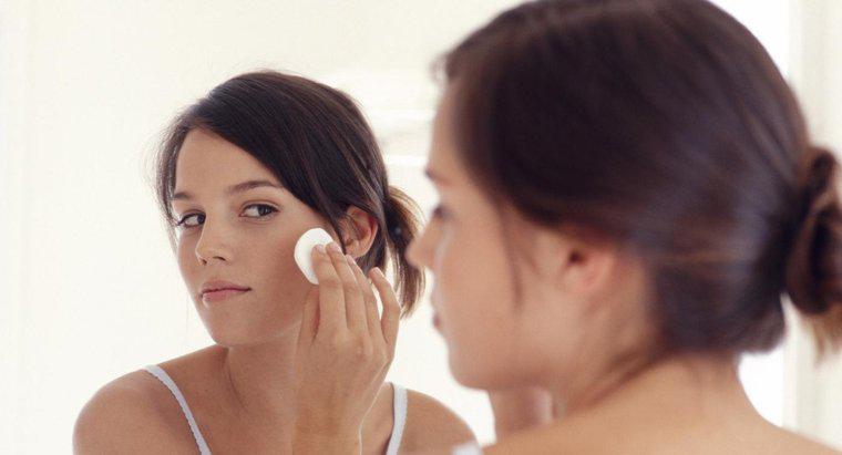 Qual è il miglior tipo di detergente per il viso per l'acne?