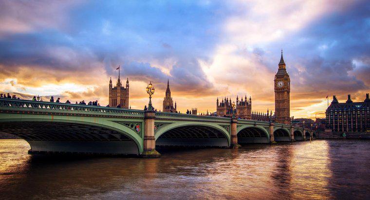 Qual è il nome del fiume che scorre attraverso Londra?