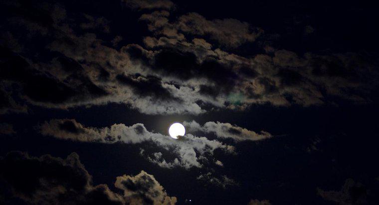 Qual è la differenza tra una New Moon vs. una luna piena?