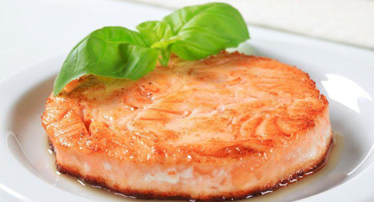 Qual è la ricetta di Paula Deen per i tortini di salmone?