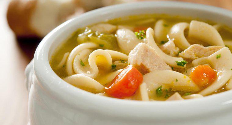 Quali spezie dovrebbero essere usate nella zuppa di pollo?