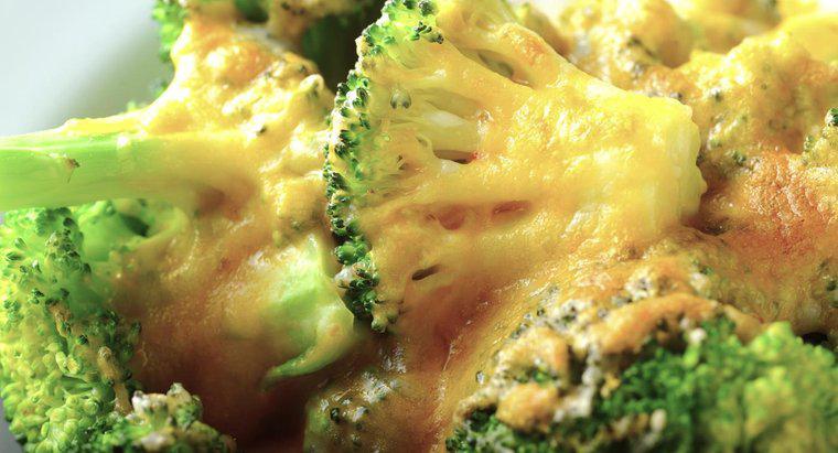 Qual è una ricetta per i broccoli con una salsa al formaggio Velveeta?