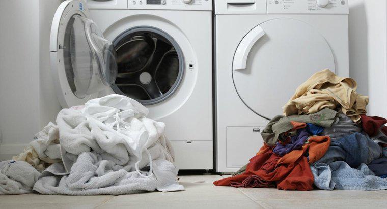 È meglio trasformare i vestiti dentro e fuori quando li lavi?
