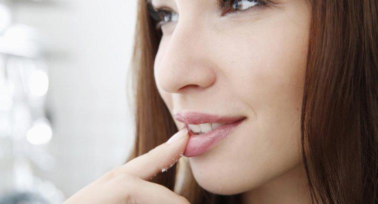 Quali sono alcune cause di intorpidimento nelle labbra?