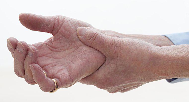 Quali sono alcune cause di crampi alle mani e spasmi?
