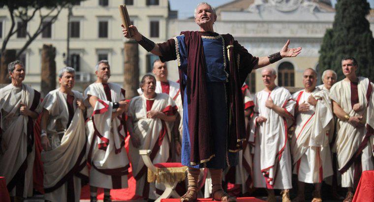 Quali sono alcuni esempi di similitudine in "Julius Caesar"?