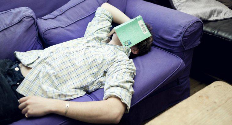 Perché le persone si addormentano durante la lettura?