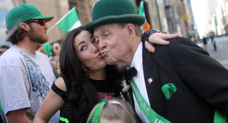 Qual è l'origine di "Kiss Me, I'm Irish"?