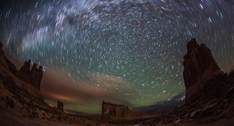 Ciò che rende le stelle sembrano muoversi da est a ovest attraverso il cielo notturno?
