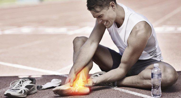 Quali sono alcune cause di dolore bruciante nell'osso della caviglia?