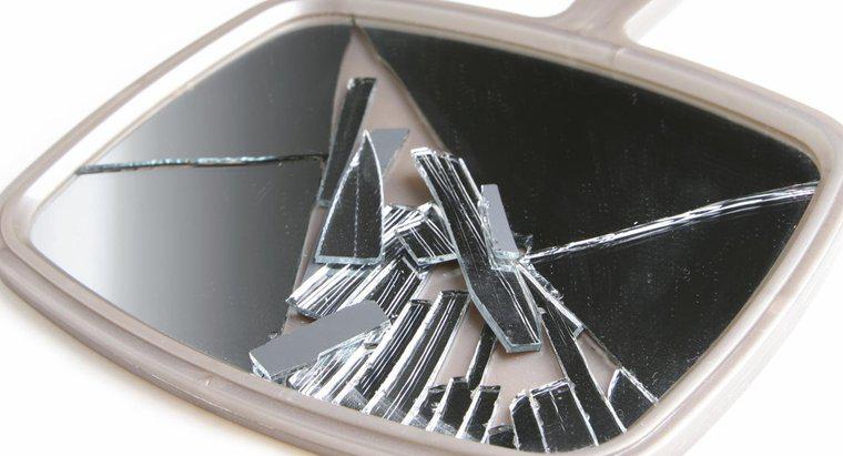 Perché rompere uno specchio causa 7 anni di cattiva fortuna?