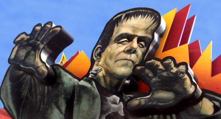 Quali sono alcuni esempi di prefigurazione in Frankenstein?