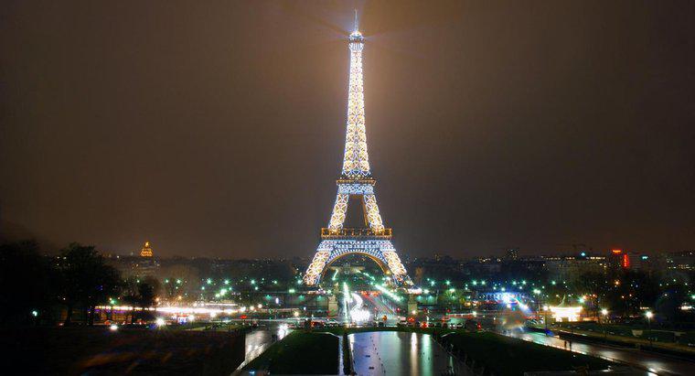 Quanto è alta la Torre Eiffel?