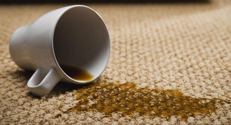 Come si puliscono le macchie dal tappeto?