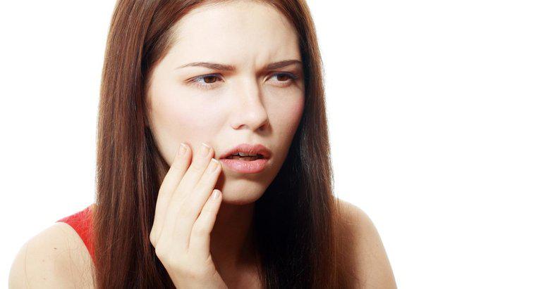 Cosa provoca una bolla di sangue sul labbro?