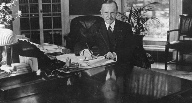 In che modo il presidente Coolidge ha ripristinato la fiducia pubblica?