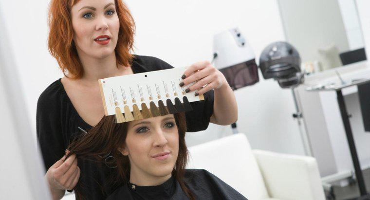Quanto costa a tingere i capelli in un salone?