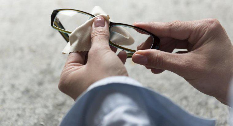 Come rimuovi la lacca dai tuoi occhiali?