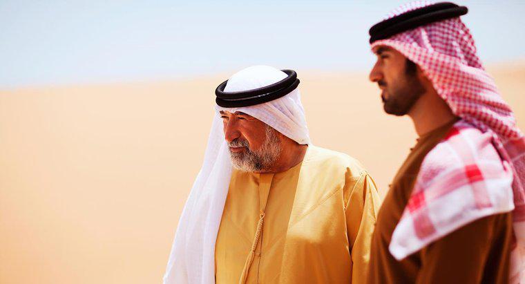 Cosa indossano gli uomini arabi sulle loro teste?