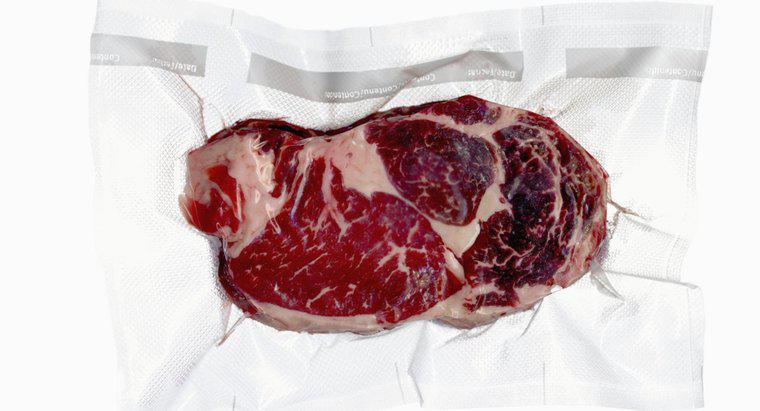Cosa succede se lasci la carne congelata a temperatura ambiente per tutta la notte?