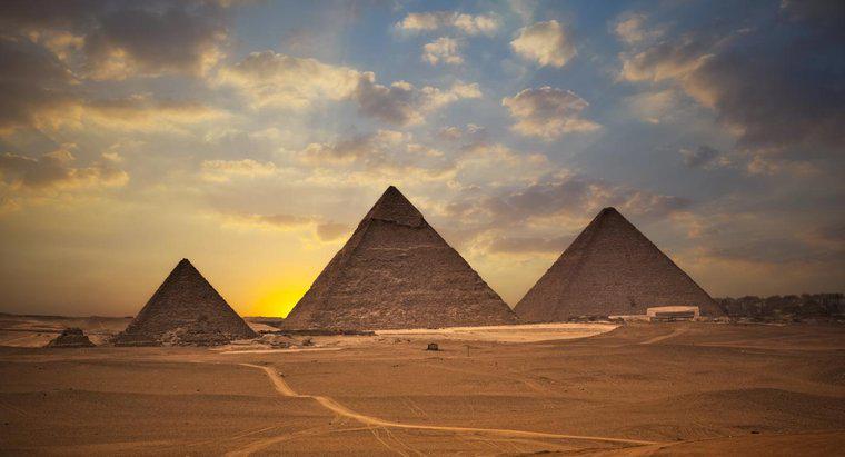 Quale direzione affrontano le piramidi?
