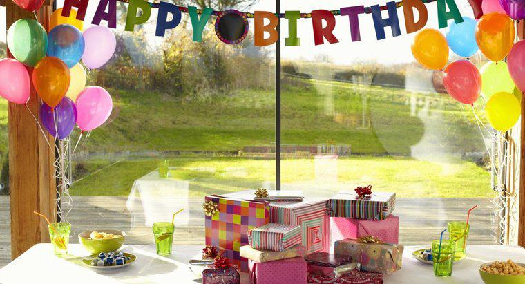 Quali sono alcune buone idee regalo per il primo compleanno?