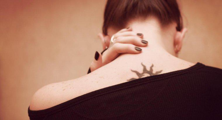 I tatuaggi sono posizionati sul muscolo o tra strati di pelle?