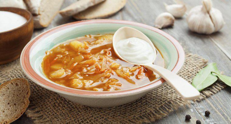 Qual è una ricetta ebraica per la zuppa di cavolo?