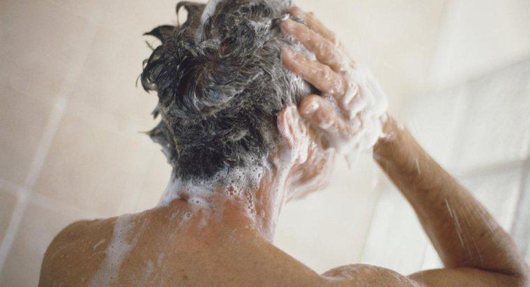 Che tipo di shampoo aiuta a sbarazzarsi dei brufoli del cuoio capelluto?