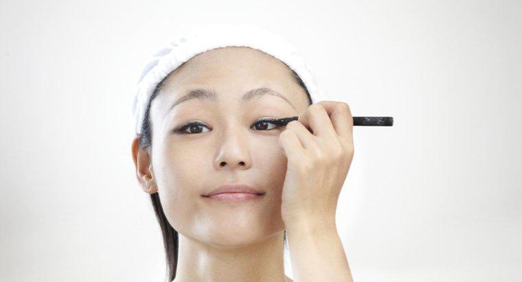 Qual è il modo migliore per applicare l'eyeliner?