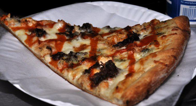 Quante calorie ci sono in una fetta di pizza da pizzeria?
