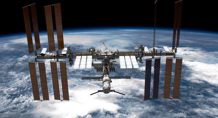 Quanto tempo impiega la Stazione Spaziale Internazionale per orbitare attorno alla Terra?