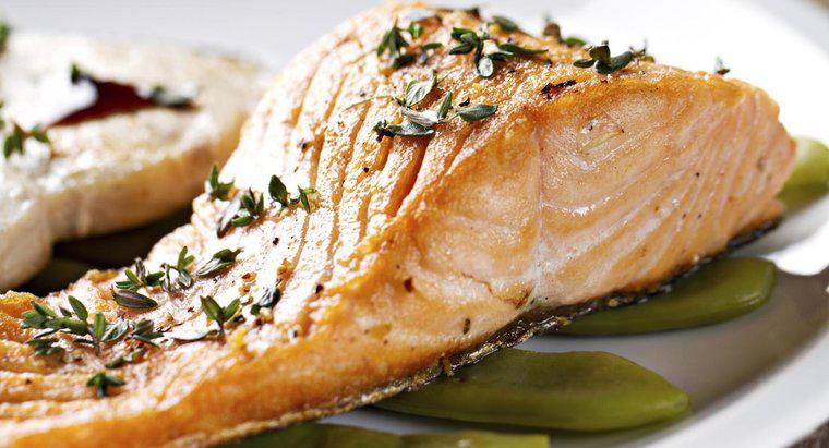 Che cosa è una ricetta di salmone al forno facile?