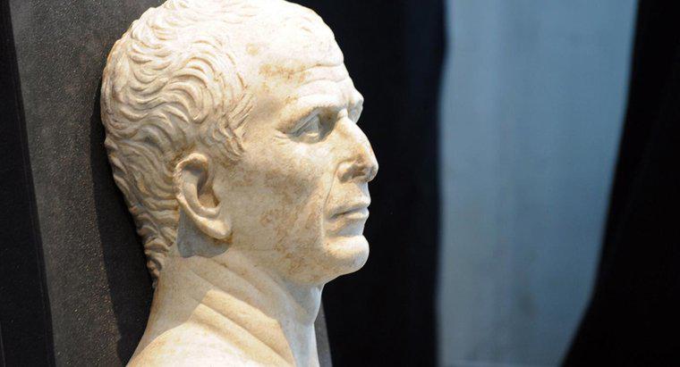 Quali sono alcune cose brutte su Giulio Cesare?