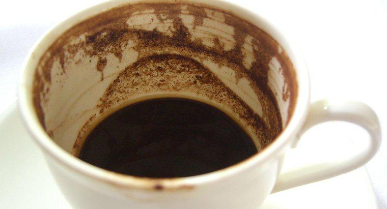 Come rimuovi le vecchie macchie di caffè da un tappeto?