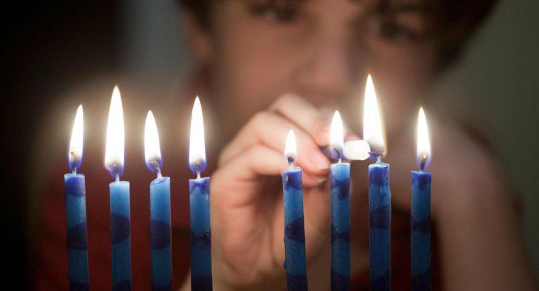 Qual è la nona candela della menorah di Hanukkah chiamata?