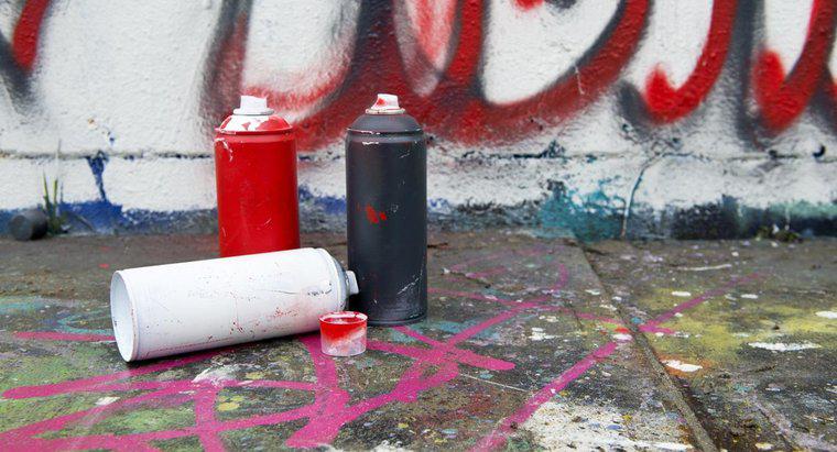 Quali sono gli effetti collaterali dell'inalazione dei fumi di vernice spray tossici?