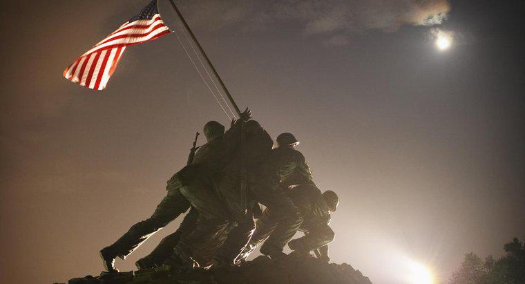 Quante persone morirono nella battaglia di Iwo Jima?