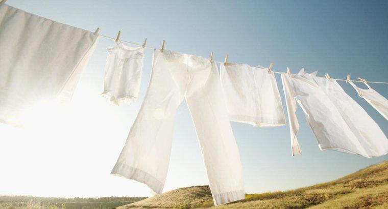I vestiti bianchi dovrebbero essere lavati in acqua calda o fredda?