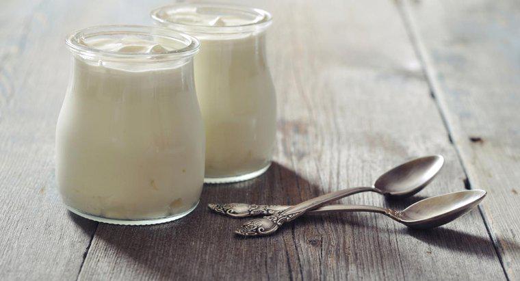 Quali sono alcuni marchi di yogurt a basso contenuto di grassi e zucchero basso?