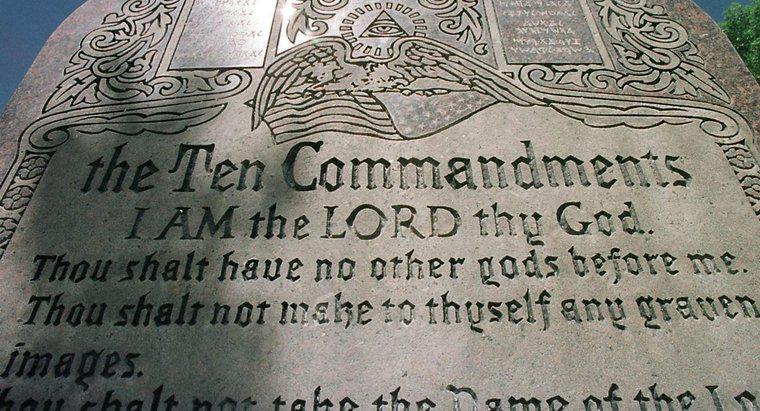 Perché i 10 comandamenti sono elencati come sono?