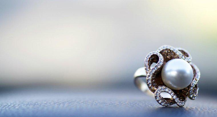 In che modo gli accenti di diamante vengono utilizzati nei gioielli?