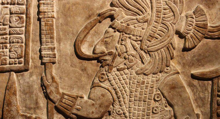 Come è stato istituito il governo nell'impero azteco?