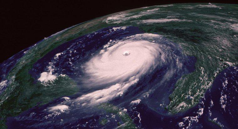 Come vengono proiettati i percorsi dell'uragano?