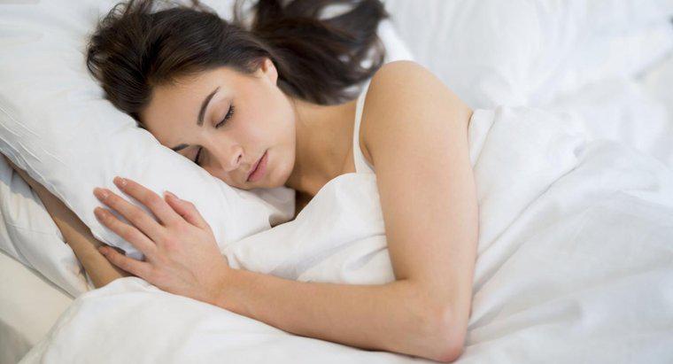 Quali sono alcune cause di intorpidimento nelle mani durante il sonno?