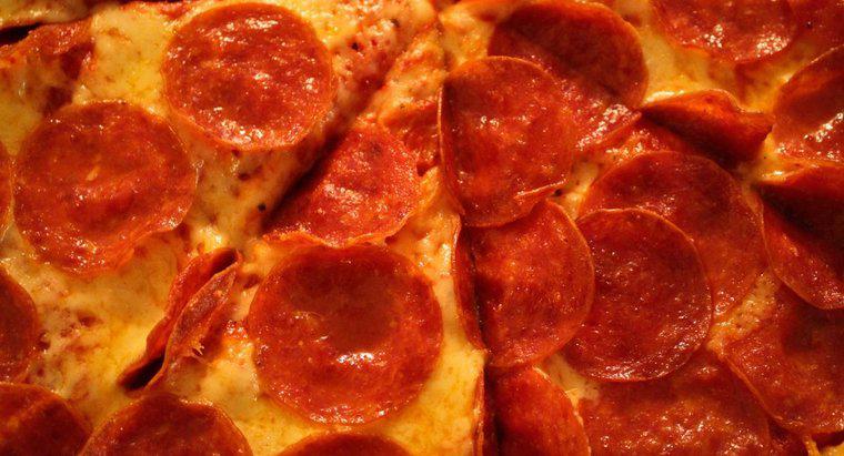 Quante calorie ci sono in una fetta di pizza ai peperoni?